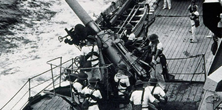 HMAS Sydney (II) crew on deck manning guns HMAS Sydney (II) crew on deck manning guns